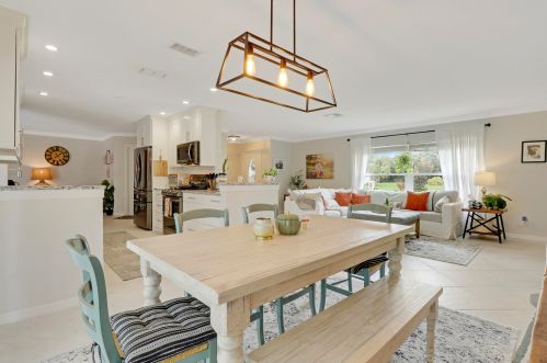 2910 Cates Cir, Fort Pierce FL  34952-5812 exterior