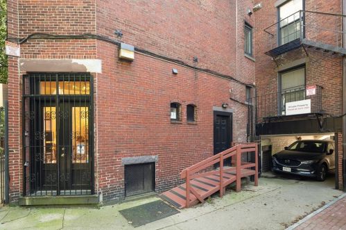 135 Charles St, Boston MA  02114-3253 exterior