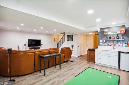 18052 Ml Crk Dr, Rockville MD 20855-1000 exterior