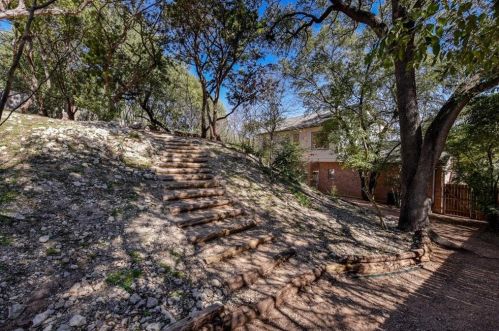 208 Ashworth Dr, Austin TX 78746 exterior