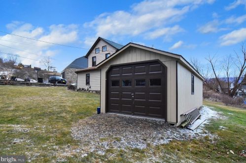 7757 Center St, Slatington PA 18080-3435 exterior