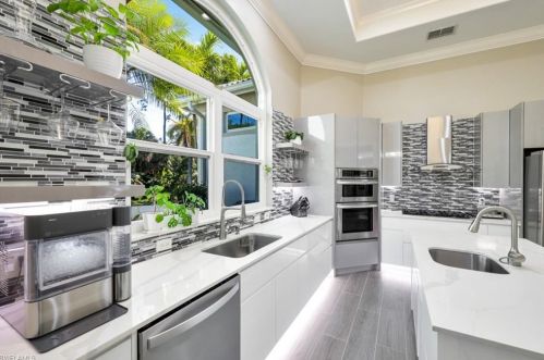 4055 1 Ave, Naples FL 34102-5905 exterior