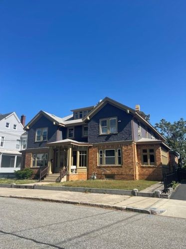 194 Carrington Ave, Woonsocket, RI 02895-4536