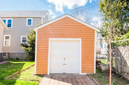 27 Peckham Ave, Middletown RI 02842-5731 exterior