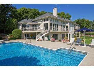 11860 Tapestry Ln, Hopkins, MN 55305-2939