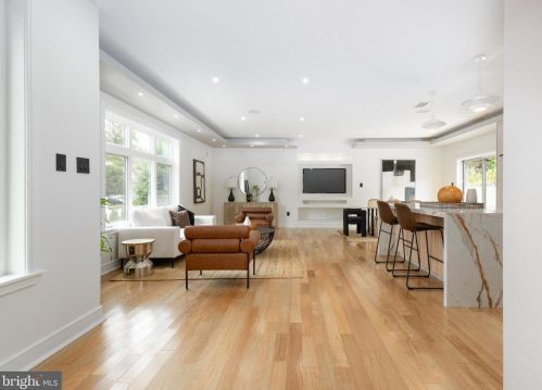 6627 Lincoln Dr, Philadelphia PA exterior