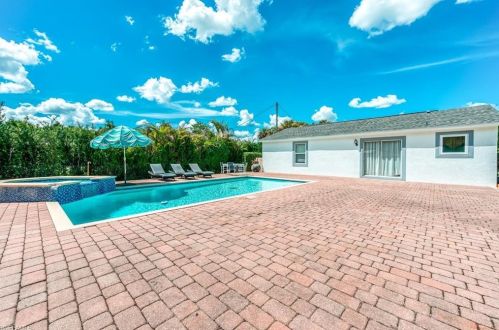 2940 8 Ave, Naples FL 34120-4920 exterior