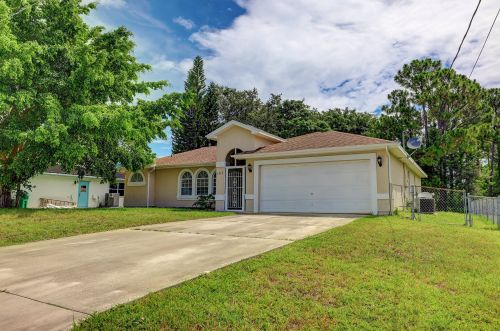 1717 Burlington St, Fort Pierce, FL 34984-3560