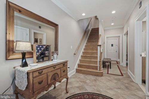 720 Bracey Ln, Alexandria VA  22314-6245 exterior