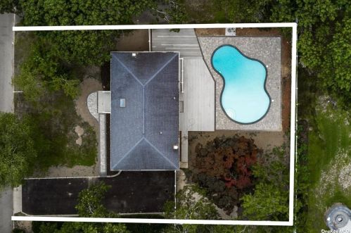 8 Fernwood Dr, Commack NY  11725-4714 exterior