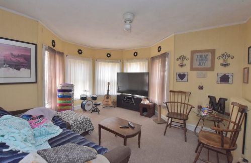 18 Berkley St, Providence, RI 02908-4701