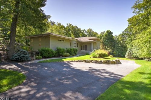 102 Stonehedge Ln, Sparta NJ  07871-2859 exterior