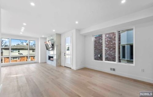 152 Morningside Ln, Palisades Park NJ 07650-1918 exterior