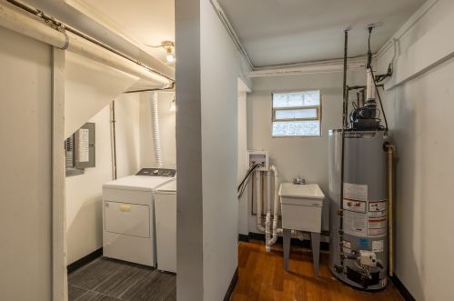 8542 Oglesby Ave, Chicago IL 60617-5251 exterior