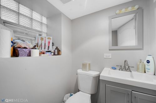 6940 Vernon Ave, Chicago IL 60637-2331 exterior