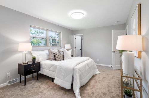 1049 Fernpark Dr, Saint Louis MO 63141-6132 exterior