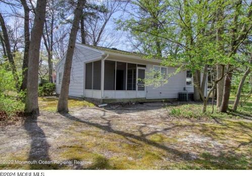 15 Swift Cir, Lakehurst NJ  08759-2949 exterior