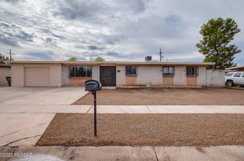 7950 Beverly St, Tucson, AZ 85710-5804