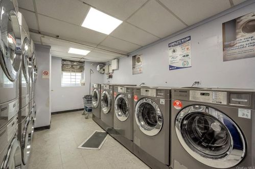 4320 Van Cortlandt Park, Bronx NY  10470-1952 exterior