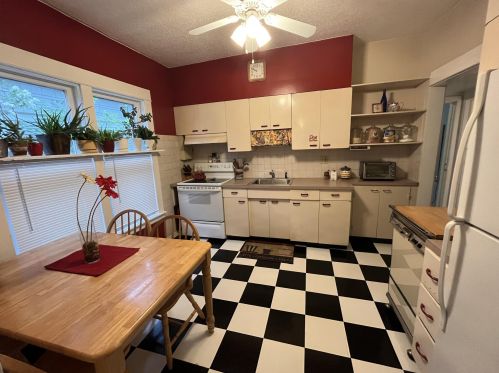 876 Courtney St, Grand Rapids MI 49504-3139 exterior