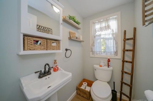 671 Frst St, Hartford CT 06118-2041 exterior