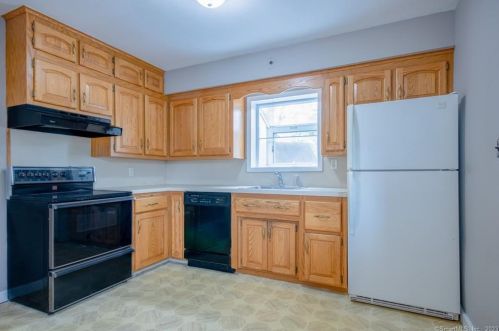 66 Deerfield Dr, Manchester, CT 06040-3819