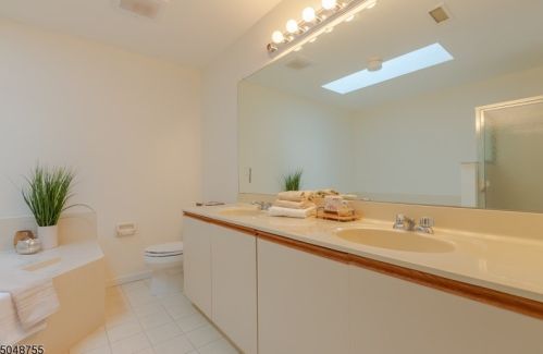 18 Springholm Dr, Berkeley Heights NJ  07922-2721 exterior