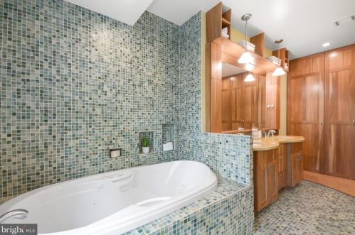 16 Arlive Ct, Rockville MD 20854-2978 exterior