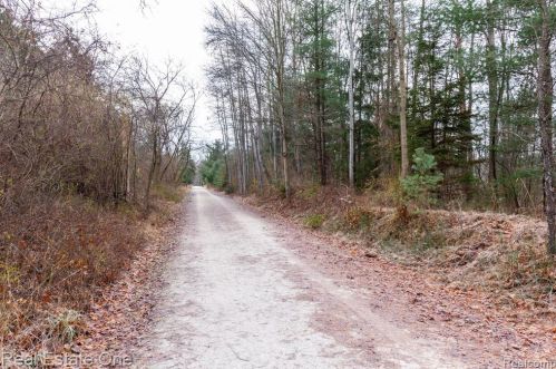 1439 Lantern Ln, Rochester MI 48306-4240 exterior