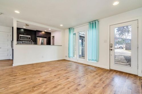 5315 Downs Dr, Austin TX 78721-2205 exterior