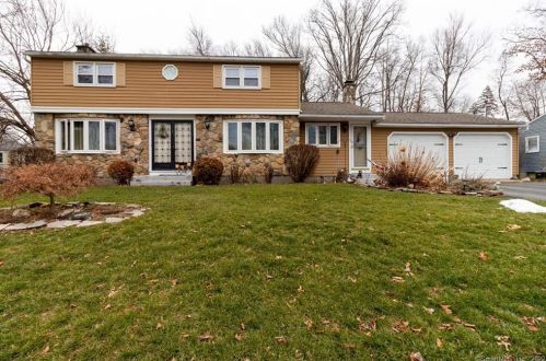 22 Rockland Dr, Enfield, CT 06082-5816