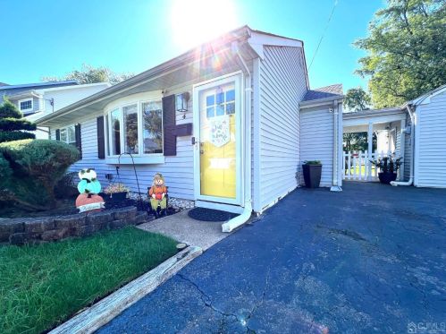 4 Crescent Rd, Edison NJ  08817-4125 exterior