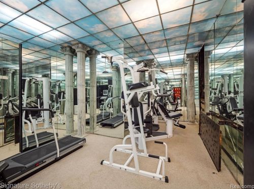 2009 Victoria Hl, Rochester MI exterior