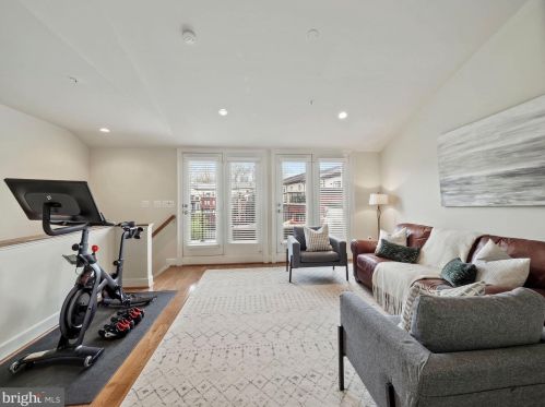 12460 Ansin Cir Dr, Rockville MD 20854-6912 exterior