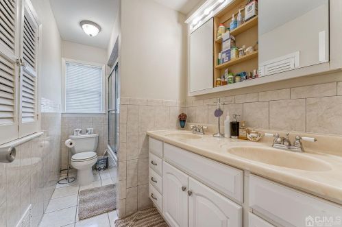 1 Charles Ct, Edison NJ 08820-2818 exterior