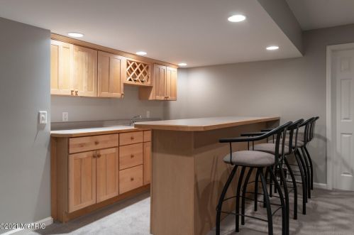 7408 Dunross Dr, Kalamazoo MI 49024-7412 exterior