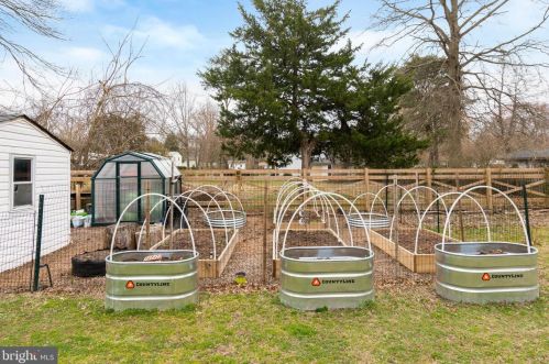 8901 Vly Frg Dr, Alexandria VA exterior