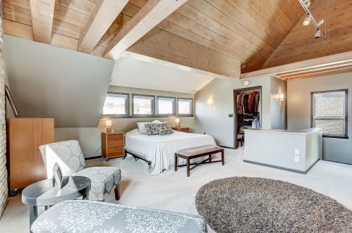 2230 Smt Ave, Milwaukee WI 53202-1245 exterior