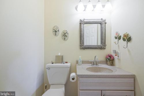 42 Hamilton Lk Dr, Trenton NJ 08619-3437 exterior