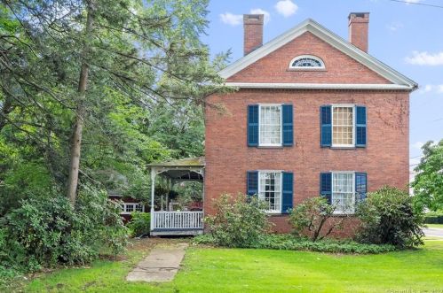 40 Pleasant St, Windsor, CT 06095-2422