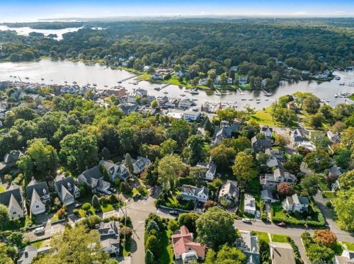 31 Crst Rd, Norwalk CT 06853-1207 exterior