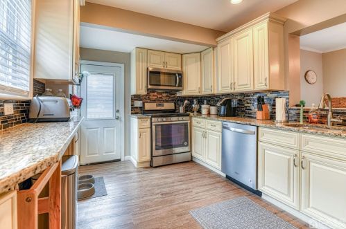 31 Lloyd St, Edison, NJ 08817-5252