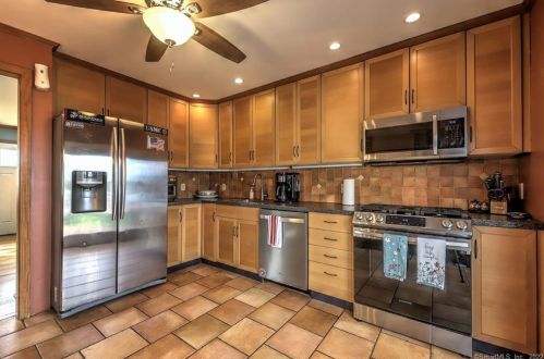 10 Cornflower Dr, Milford CT 06460-6974 exterior