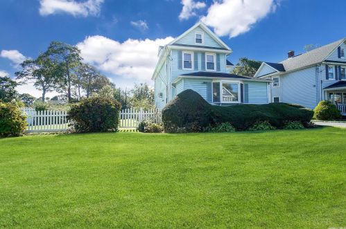 32 Maple St, Babylon, NY 11704-7718