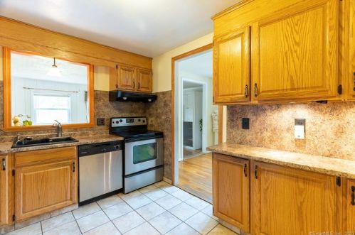 736 Hillside Ave, Hartford CT 06106-4514 exterior