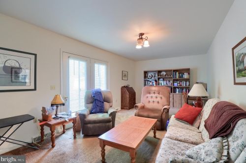 107 Woodcrest Dr, Lancaster, PA 17602-1376