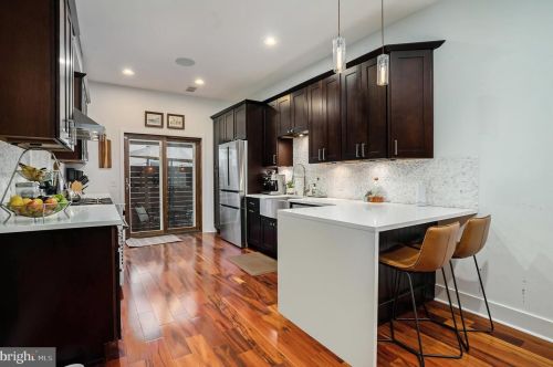 2225 Christian St, Philadelphia PA 19147-3710 exterior