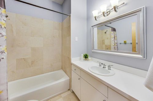 2637 Wayne Ave, Chicago IL 60614-1231 exterior