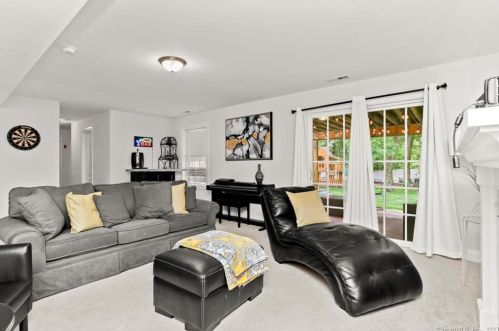 106 Harvest Ln, Milford CT 06461-1705 exterior