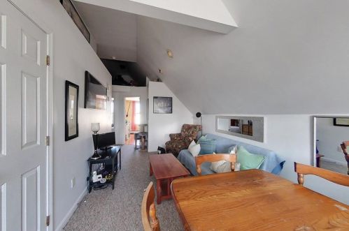 9 Lincoln St, Middletown RI 02840-2628 exterior